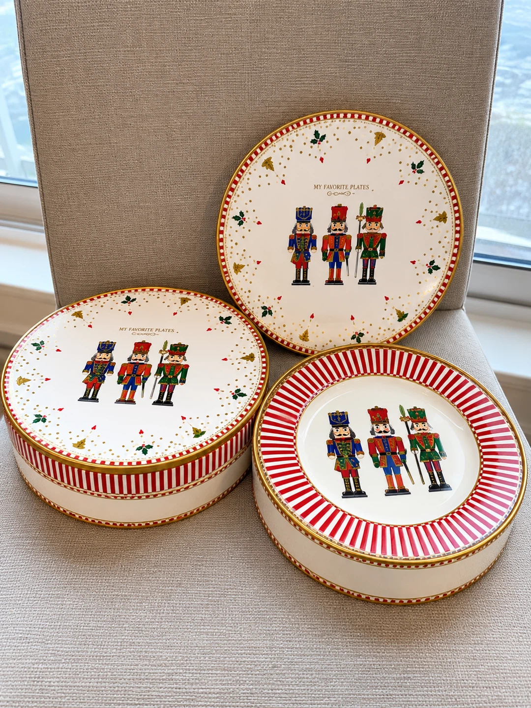8 Plates Nutcracker Set