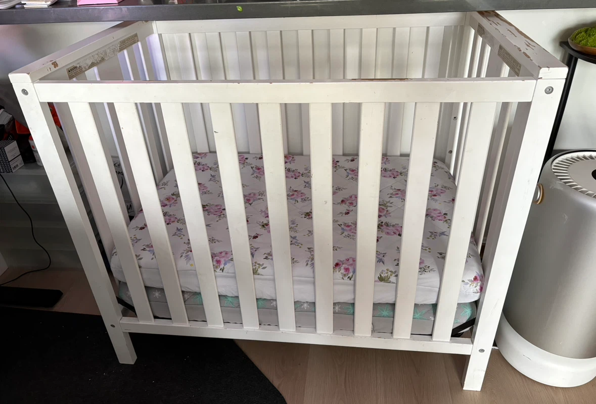 White Mini baby crib