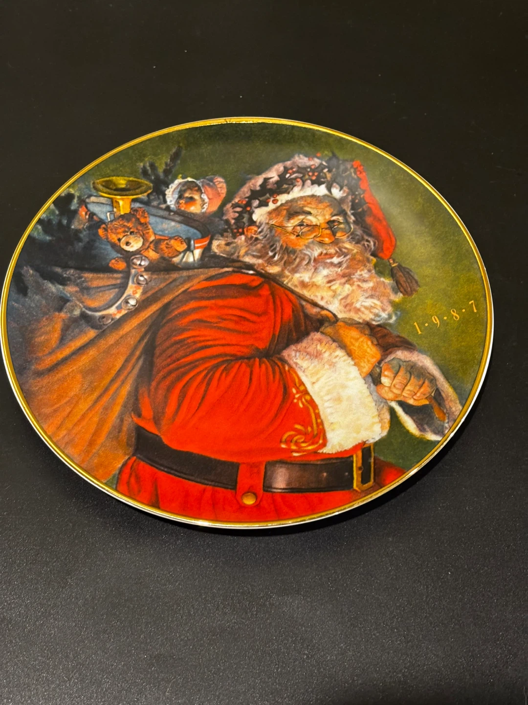 1987 Avon The Magic That Santa Brings Christmas Plate