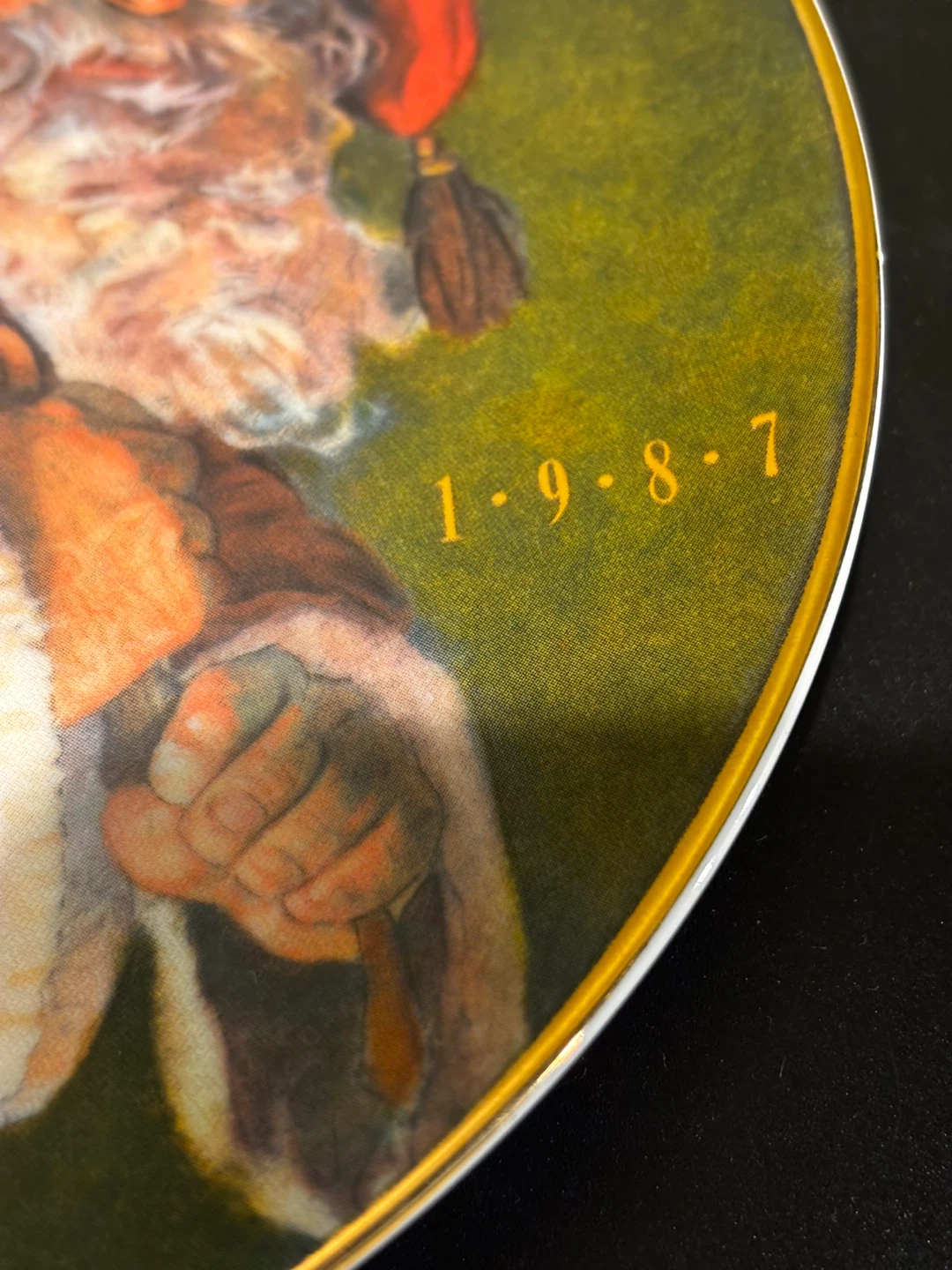 1987 Avon The Magic That Santa Brings Christmas Plate - photo 2