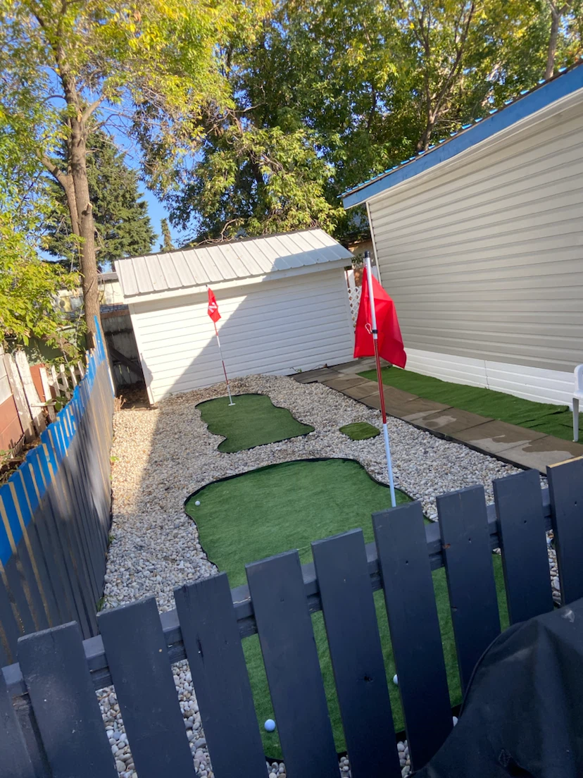 Mobile home with putting green - photo 2
