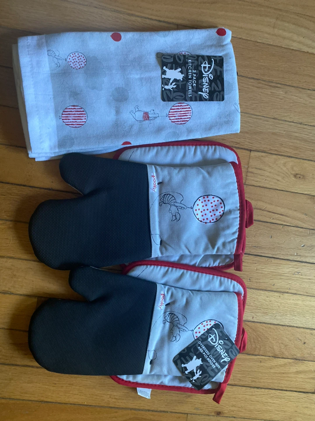 Disney Winnie the Pooh Kitchen Towel and Oven Mitt Set