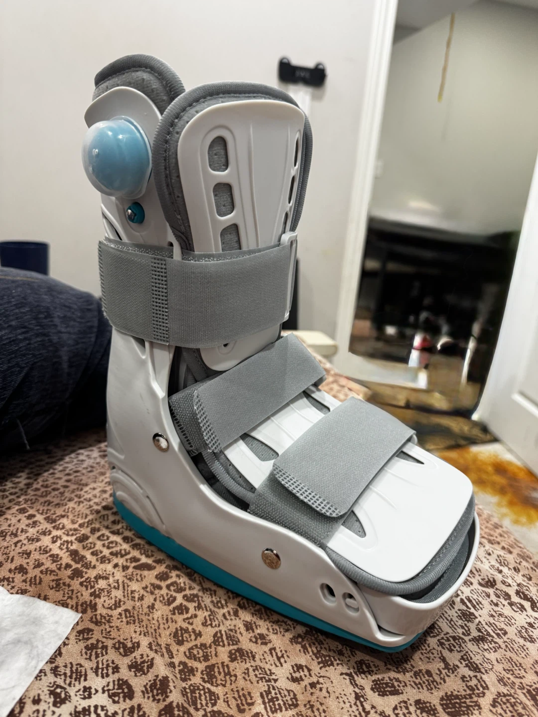 Tairibousy Medical Inflatable Walking Boot - Small
