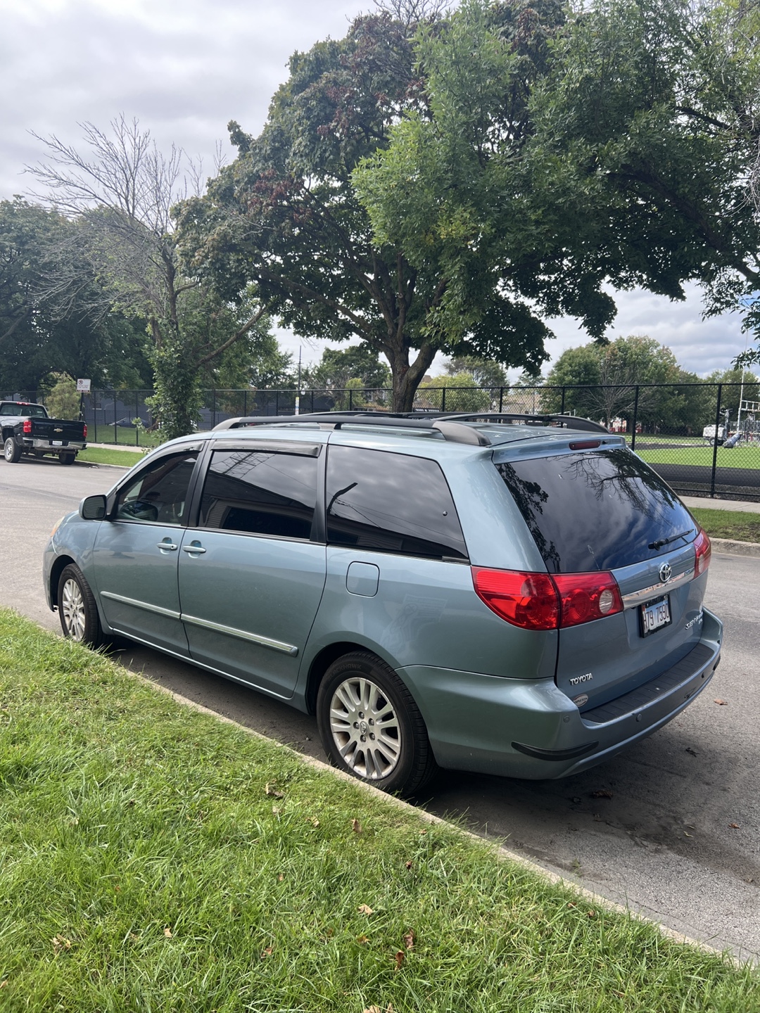 Toyota Sienna Limited AWD w/Apple CarPlay, Remote Start + MORE! - photo 3