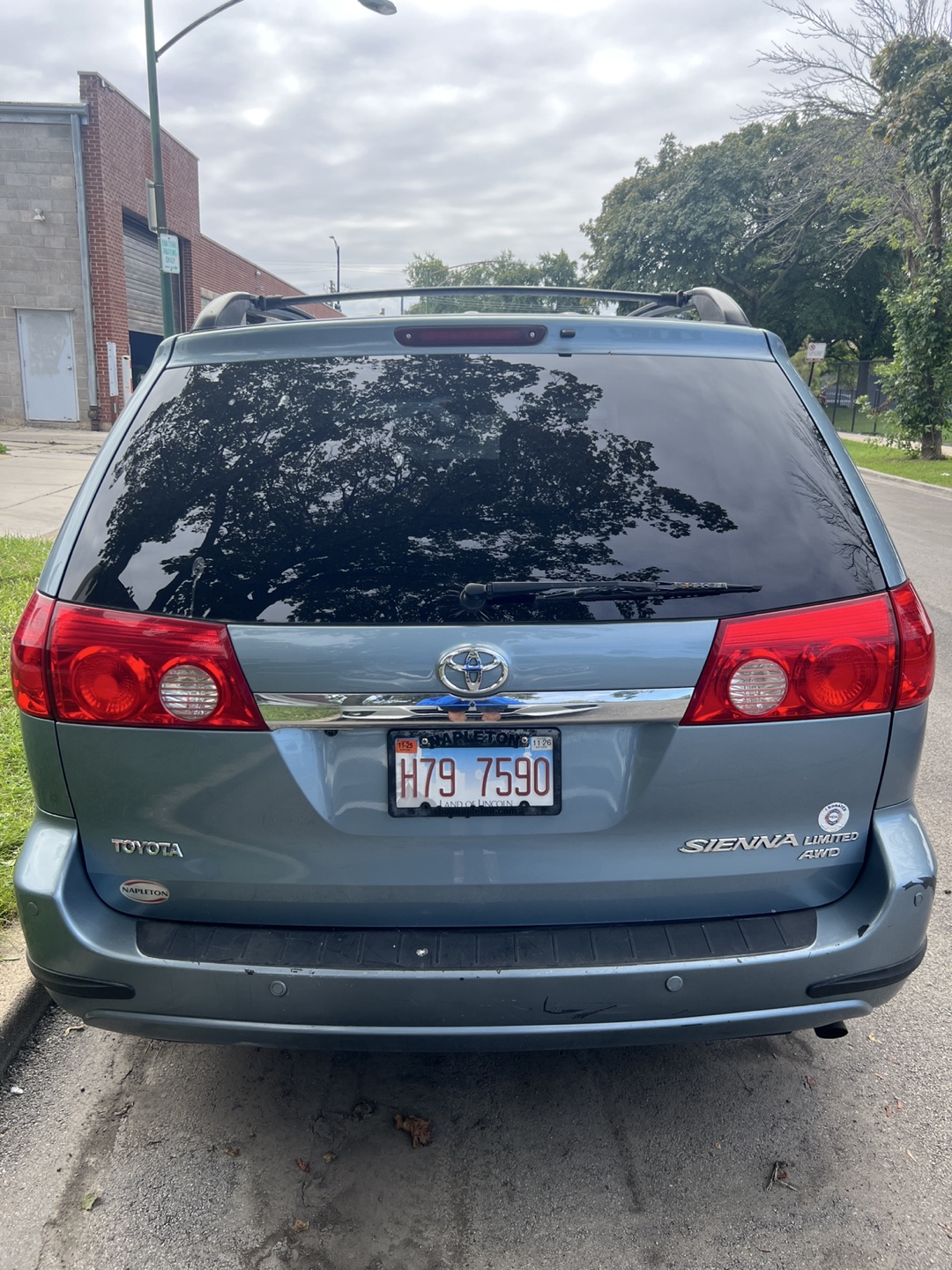 Toyota Sienna Limited AWD w/Apple CarPlay, Remote Start + MORE! - photo 4