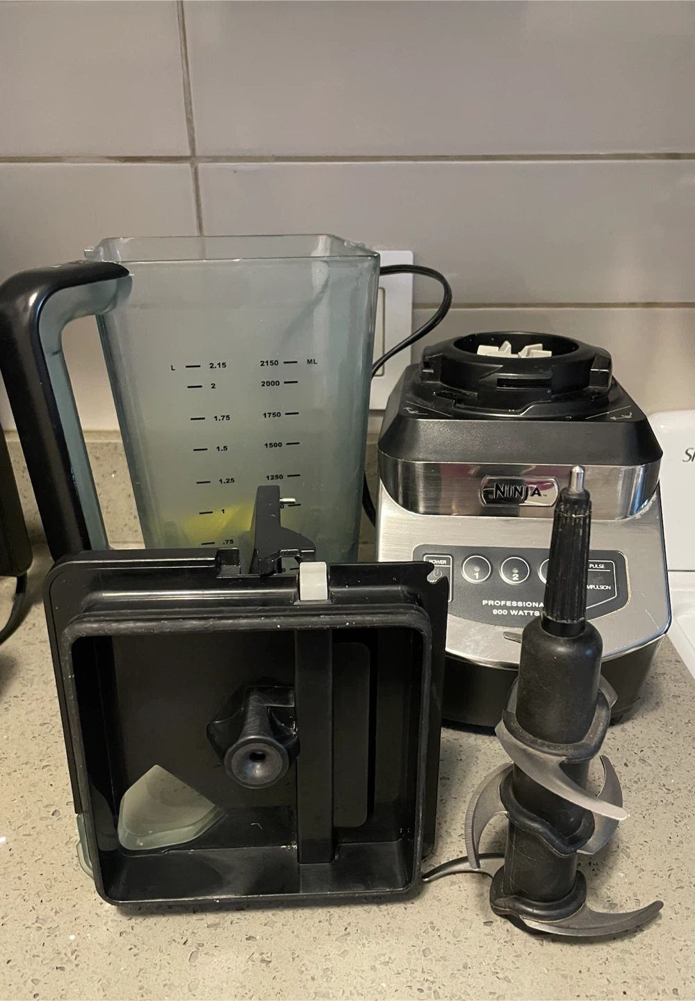 Ninja Professional 900W Blender – Large 72oz / 9-Cup Pitcher - photo 2