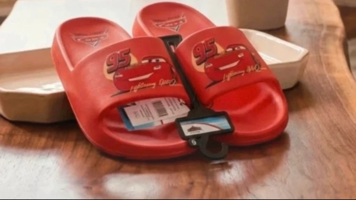 Disney Pixar Cars Lightning McQueen Slides size 9 men’s