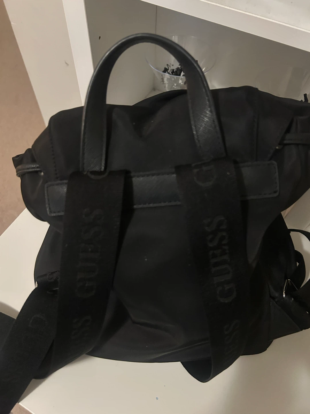 ✨ GUESS Black Backpack – Excellent Condition 🖤 - photo 3