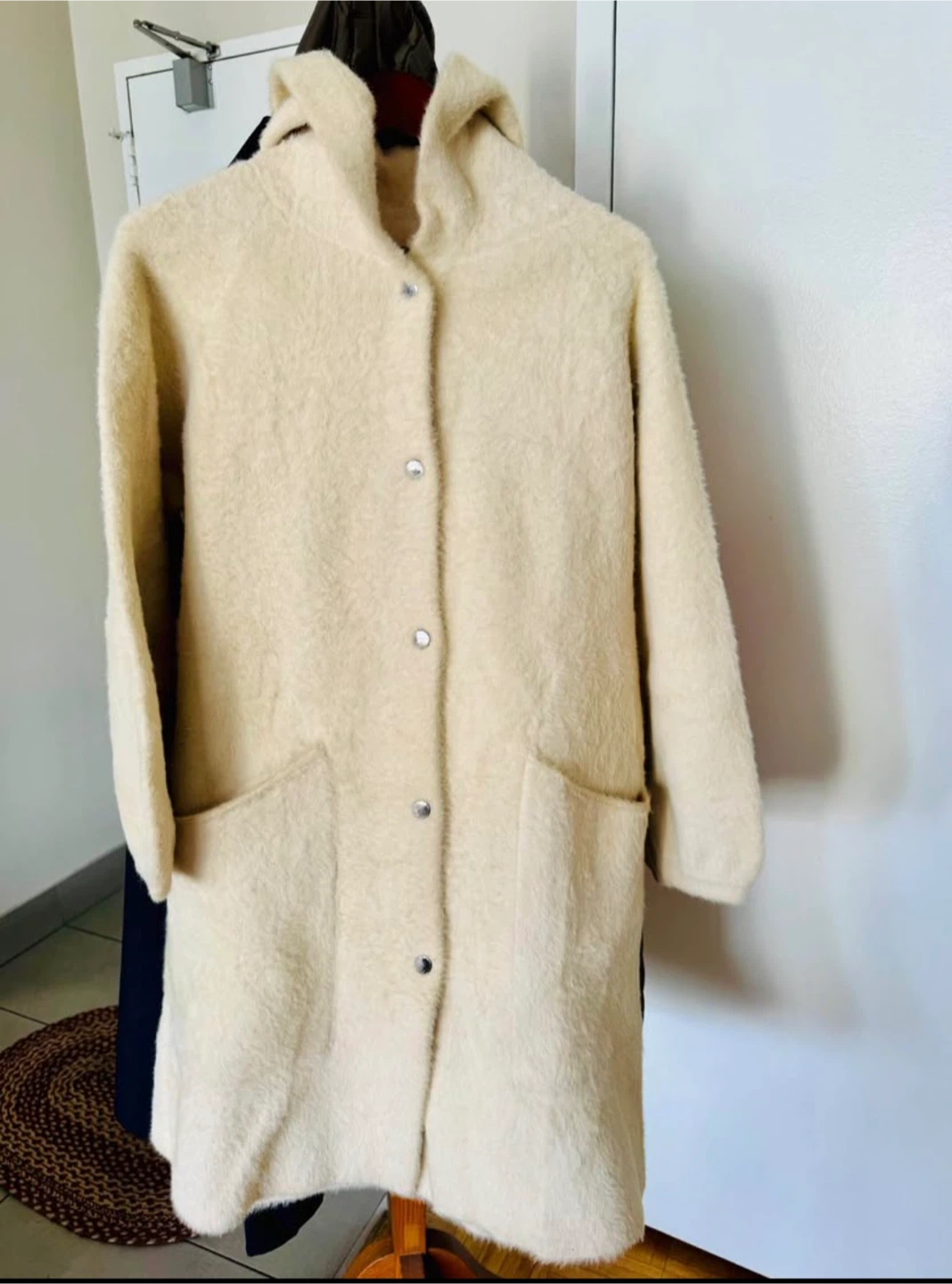 White fur coat fits xl - xxl