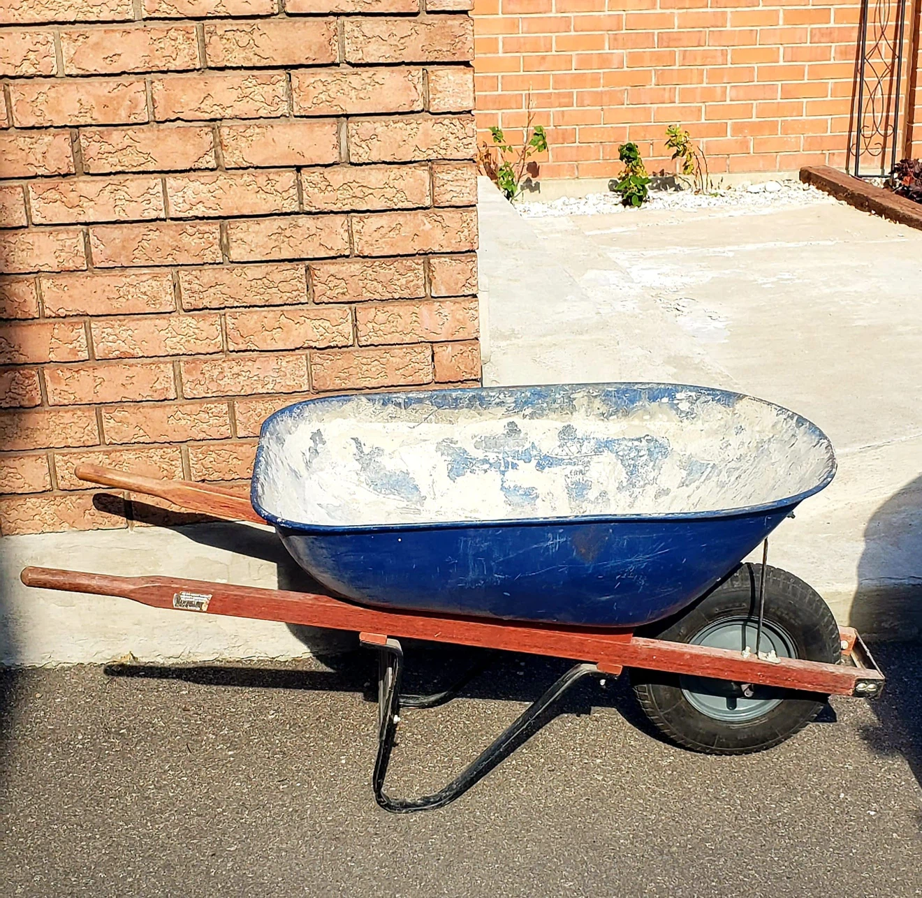 Blue metal wheelbarrow - photo 2