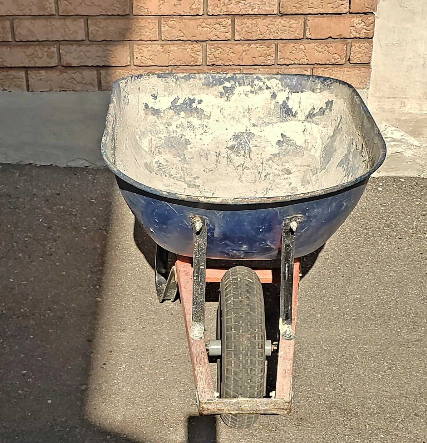 Blue metal wheelbarrow - photo 3