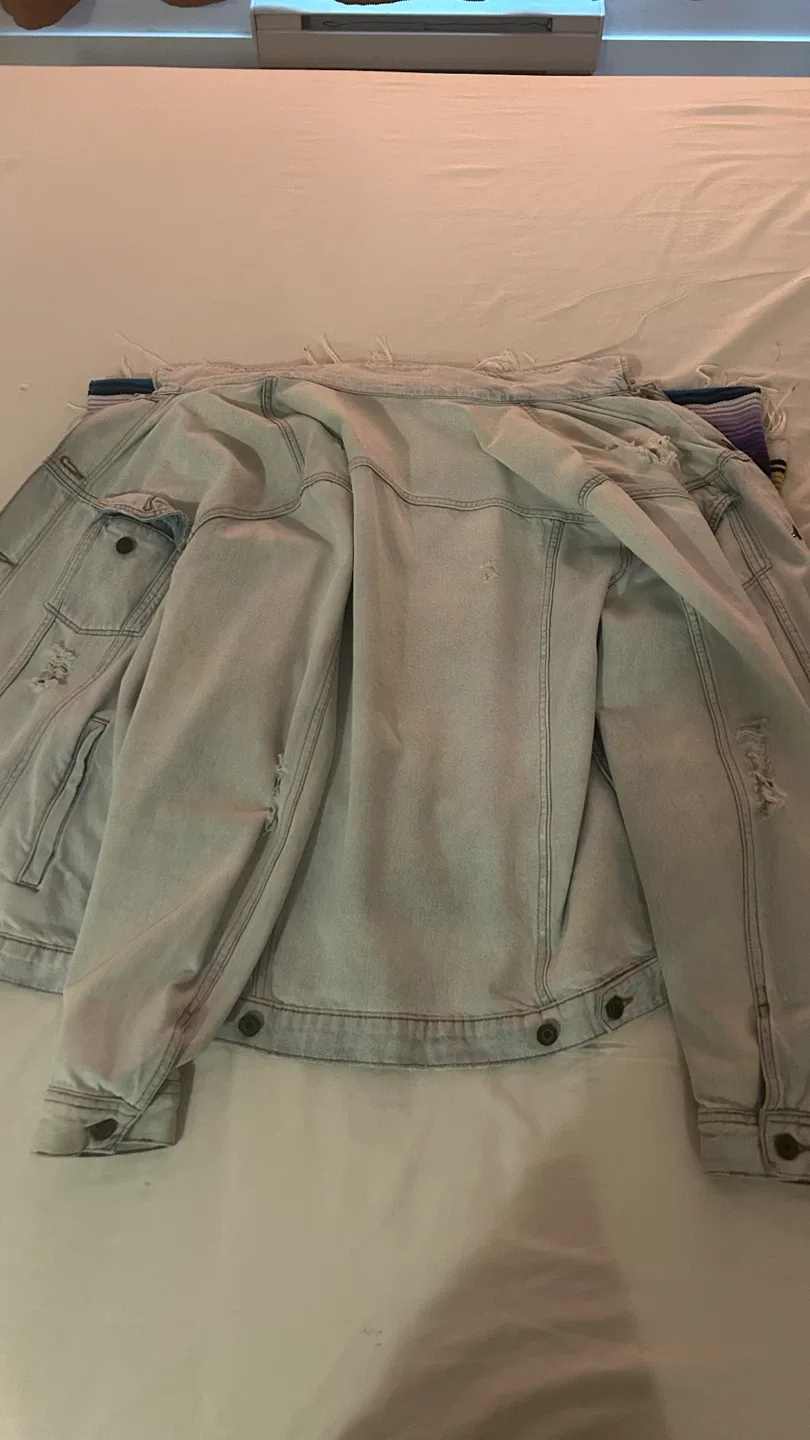 H&M Distressed Light Wash Denim Jacket - photo 2