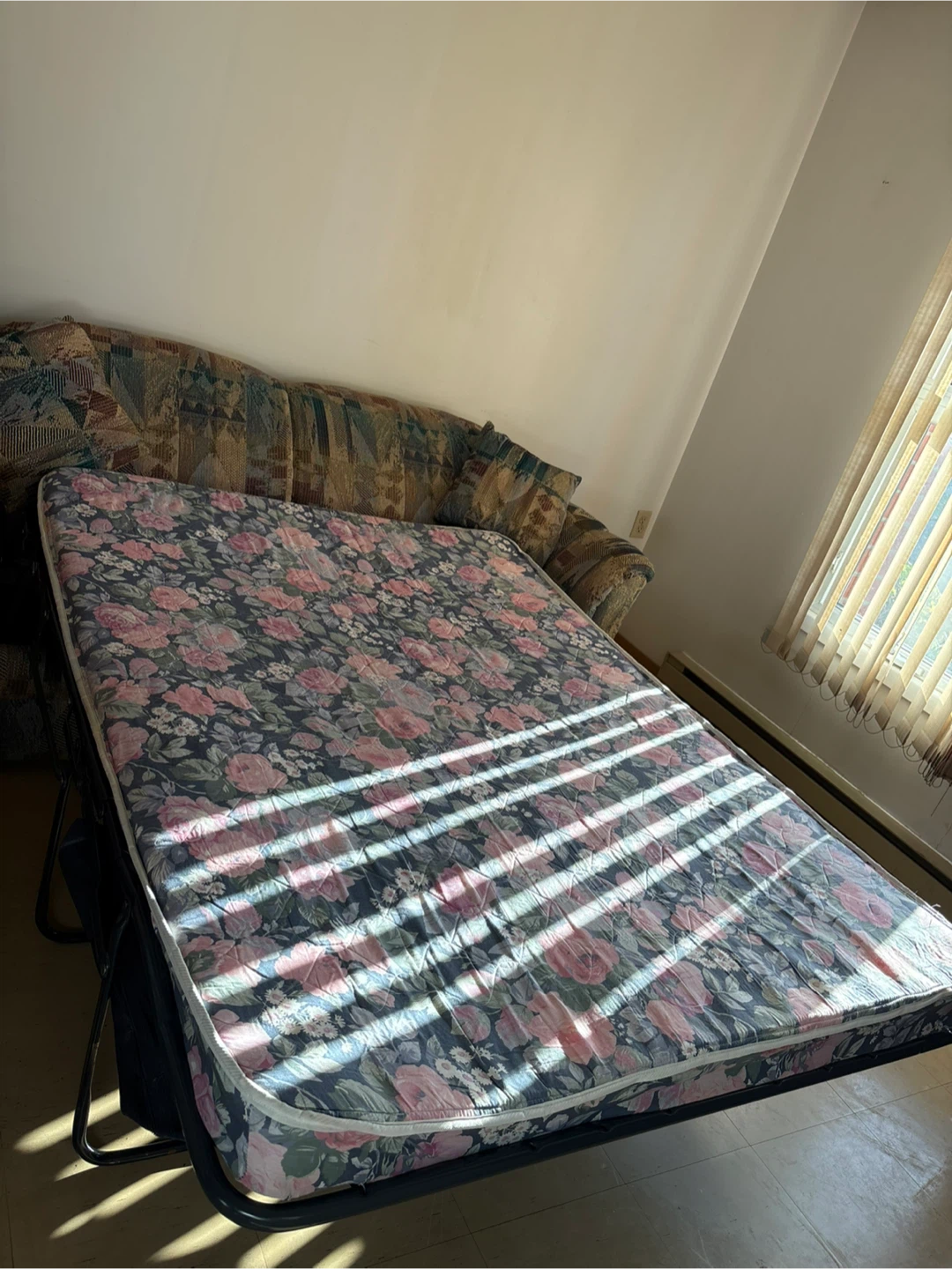 Fold-out sofa bed with geometric pattern - photo 2