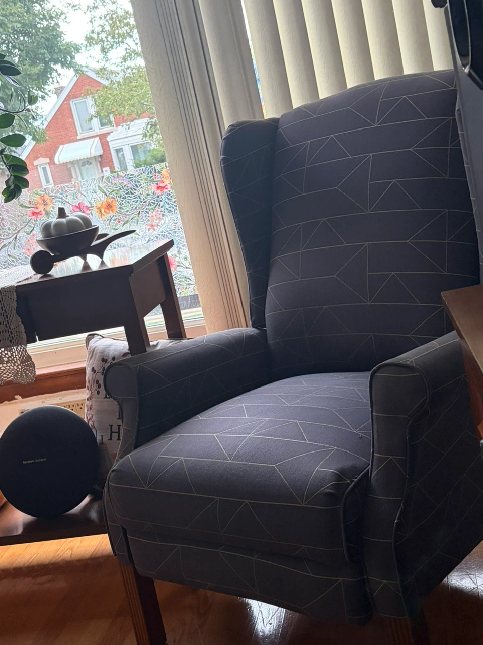 Pair of patterned wingback recliners - photo 4