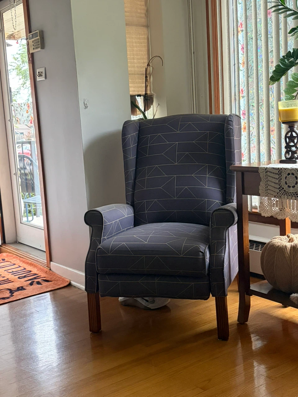 Pair of patterned wingback recliners - photo 5