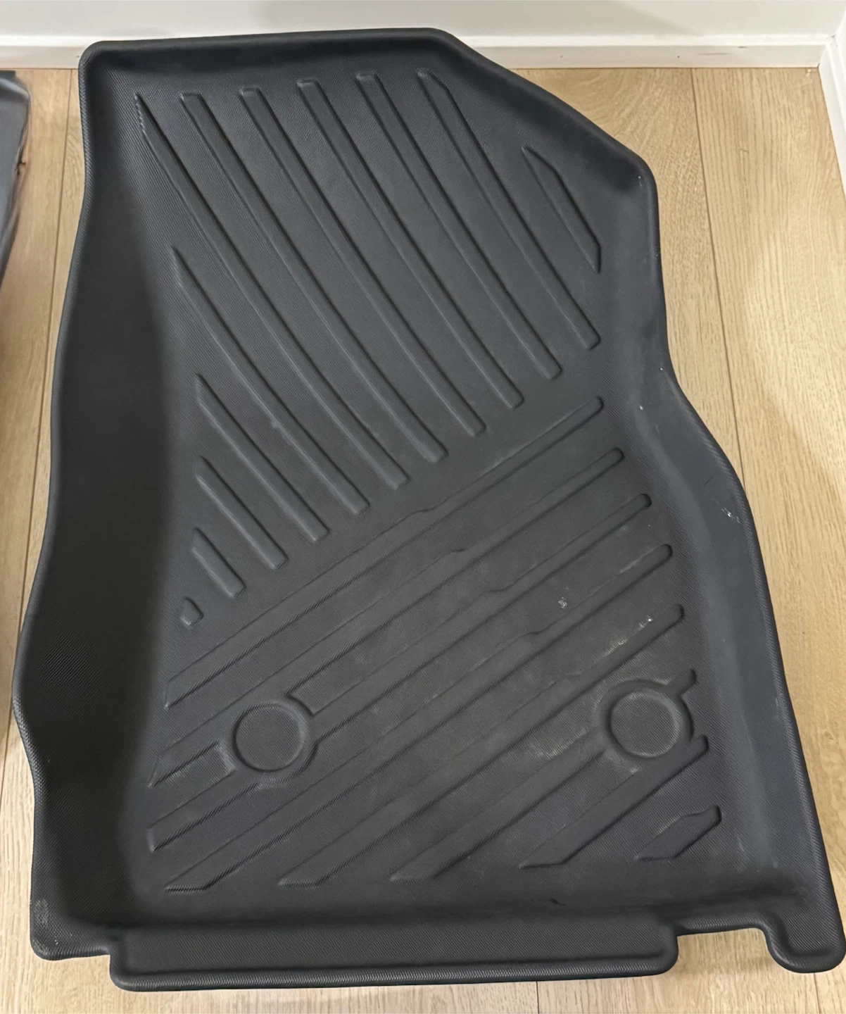 2025 Chevrolet Trax Floor Mats – Like New - photo 2