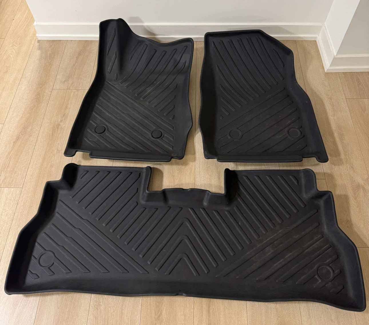 2025 Chevrolet Trax Floor Mats – Like New - photo 4