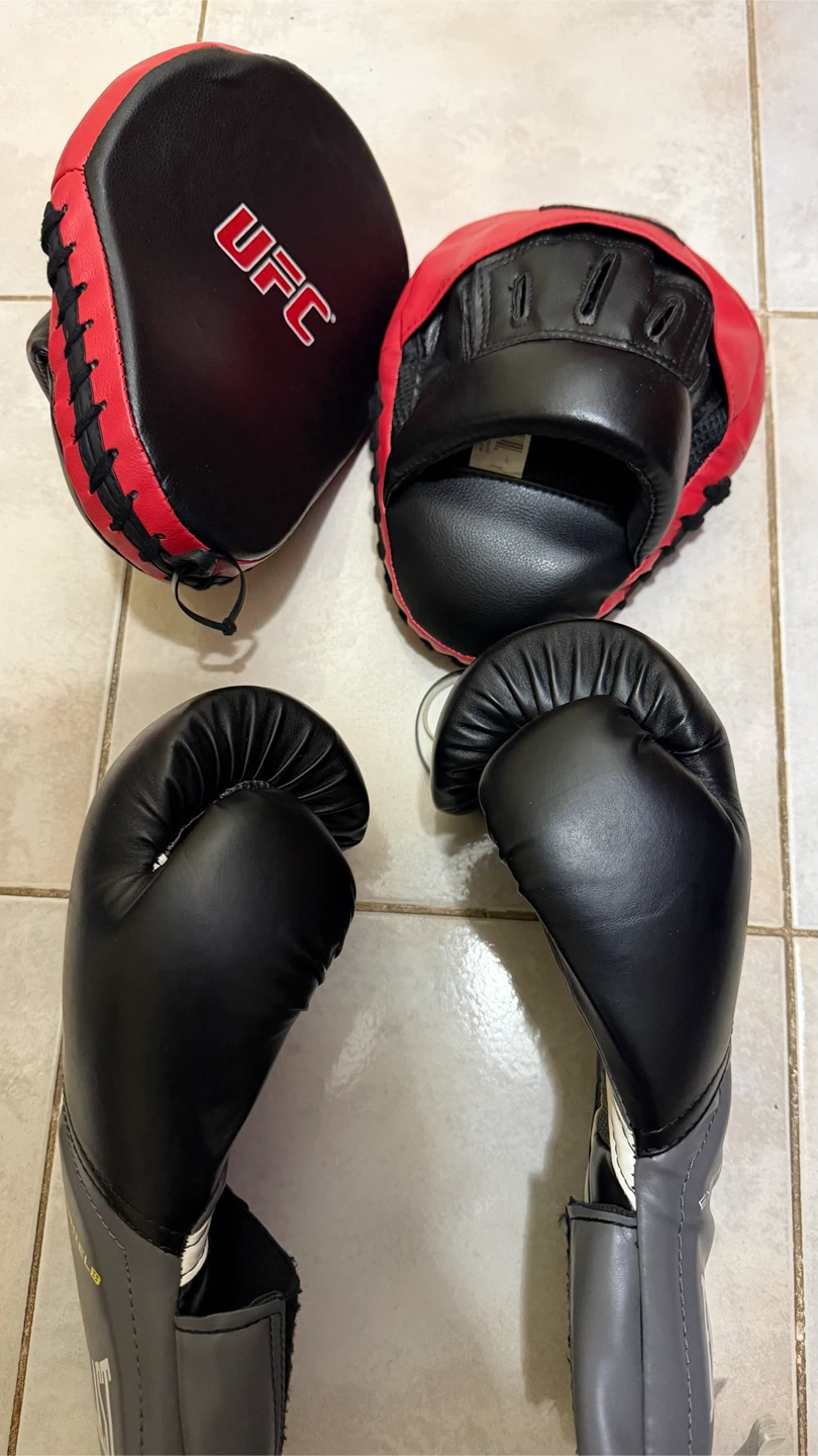 Boxing Gloves and UFC Focus Mitts Set - photo 2