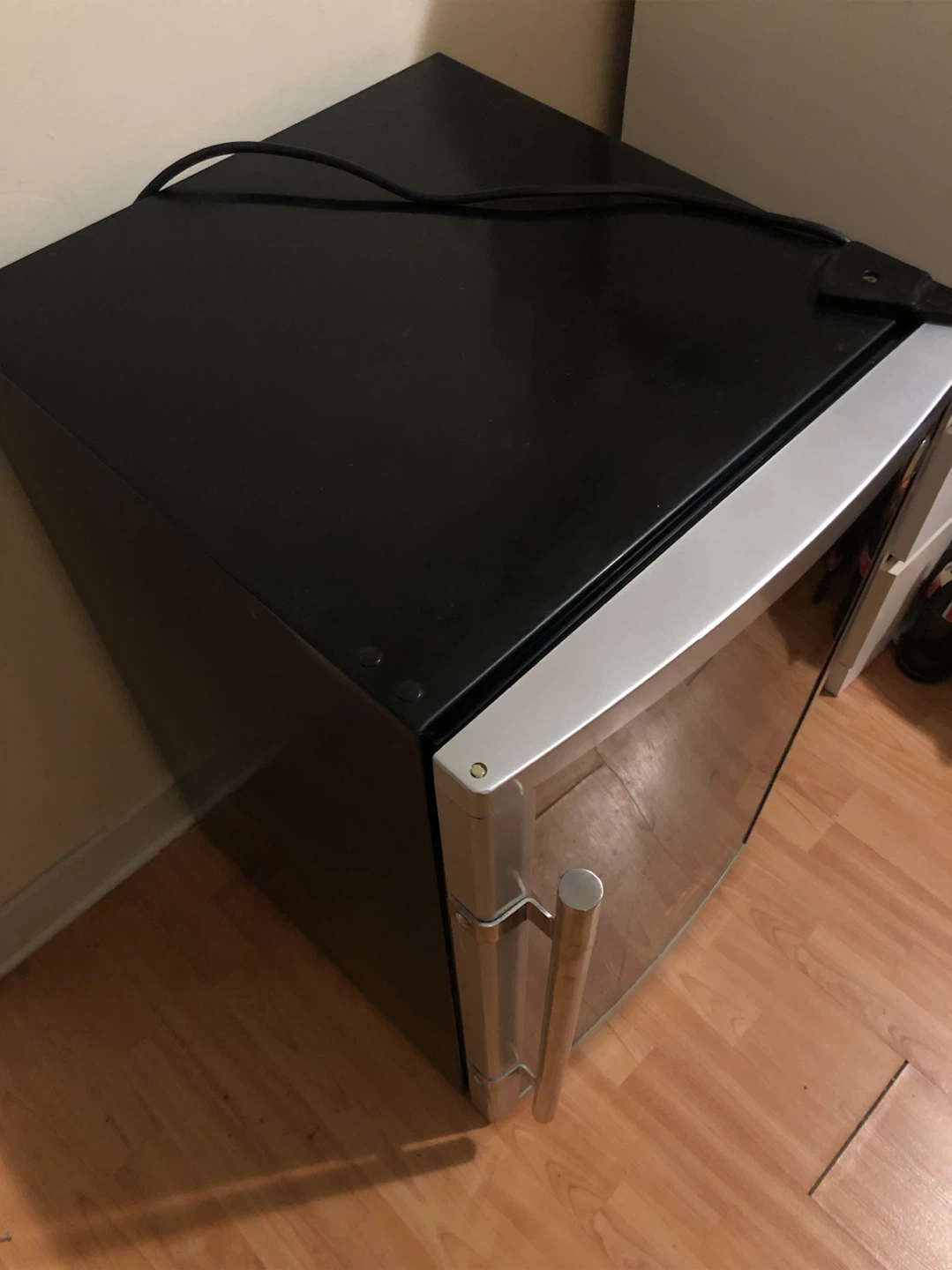 GE Mini Bar Fridge/wine cooler - photo 4