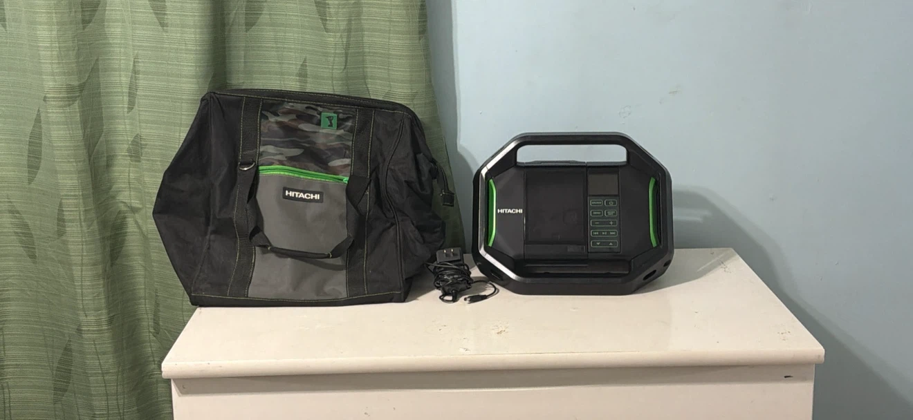Like new Hitachi 18V Wireless Jobsite Radio + Camo. Bag (MINT)