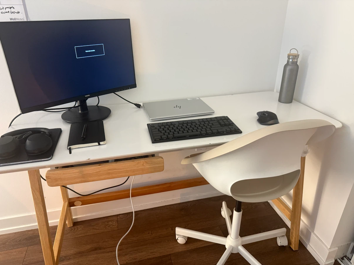 Minimalist white and wood desk - photo 2