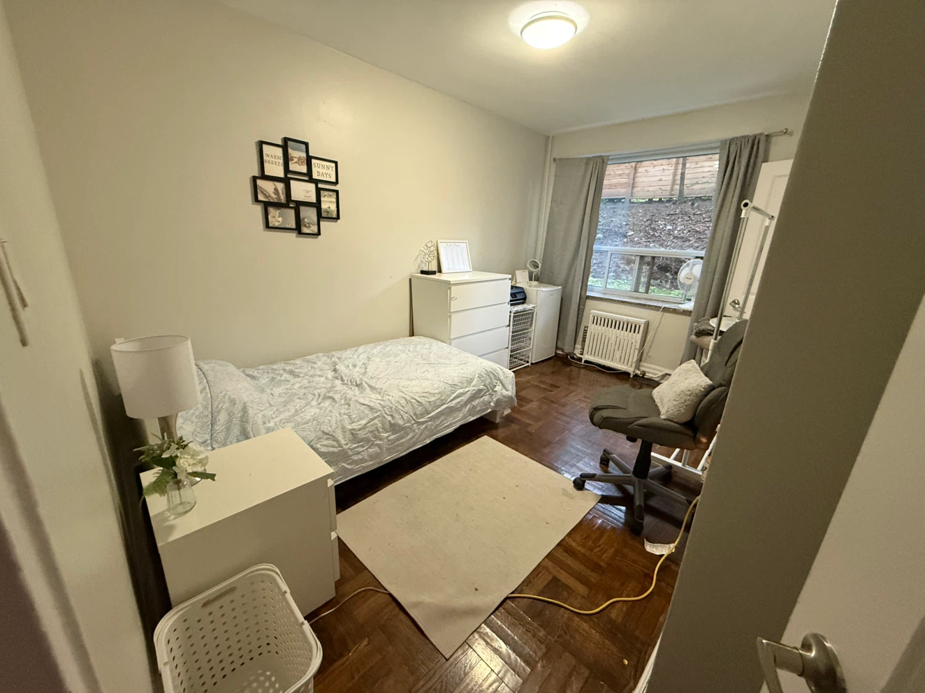 Room for rent 1000 cad Parkdale