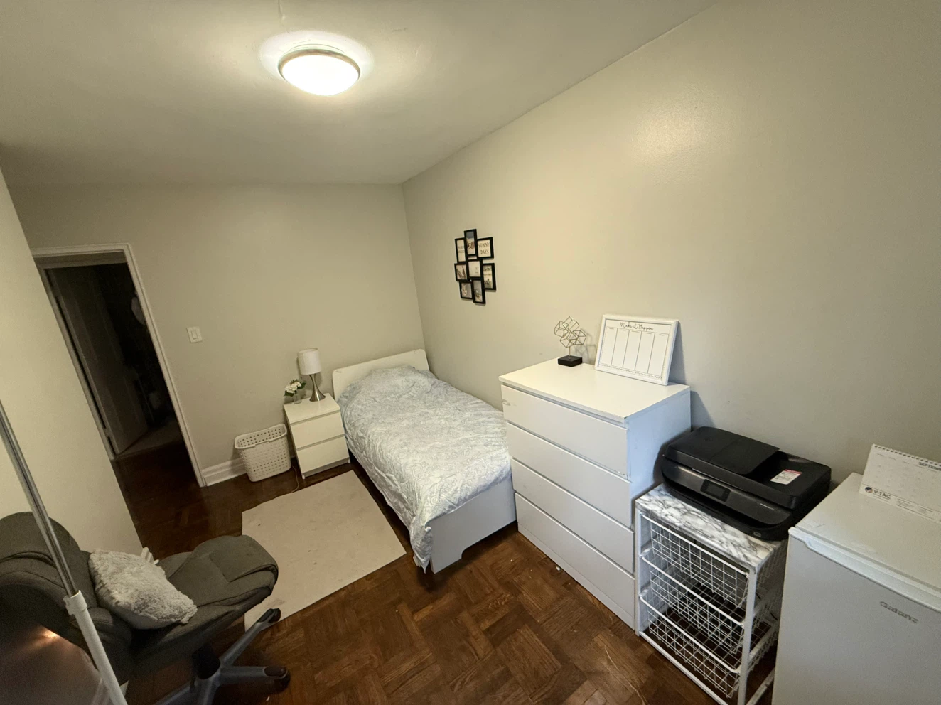Room for rent 1000 cad Parkdale - photo 2