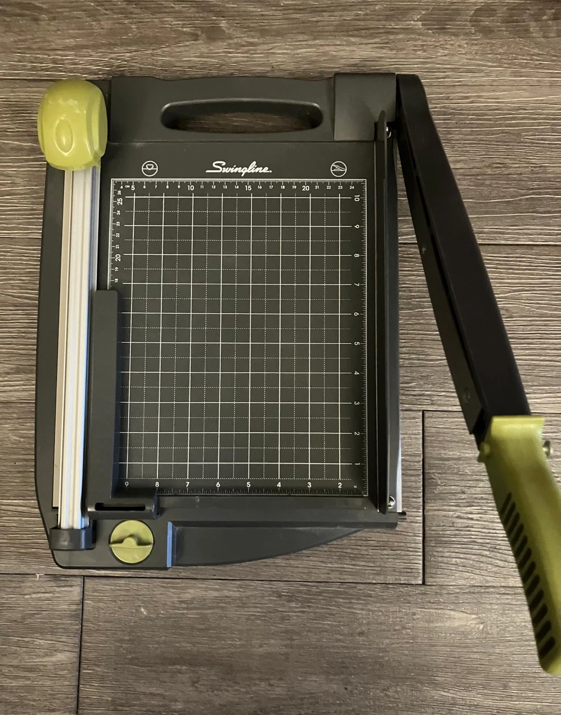 Paper cutter / guillotine