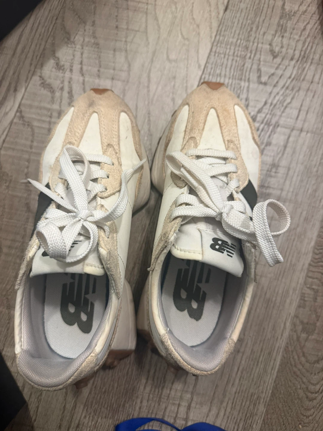 New Balance 327 Sneakers