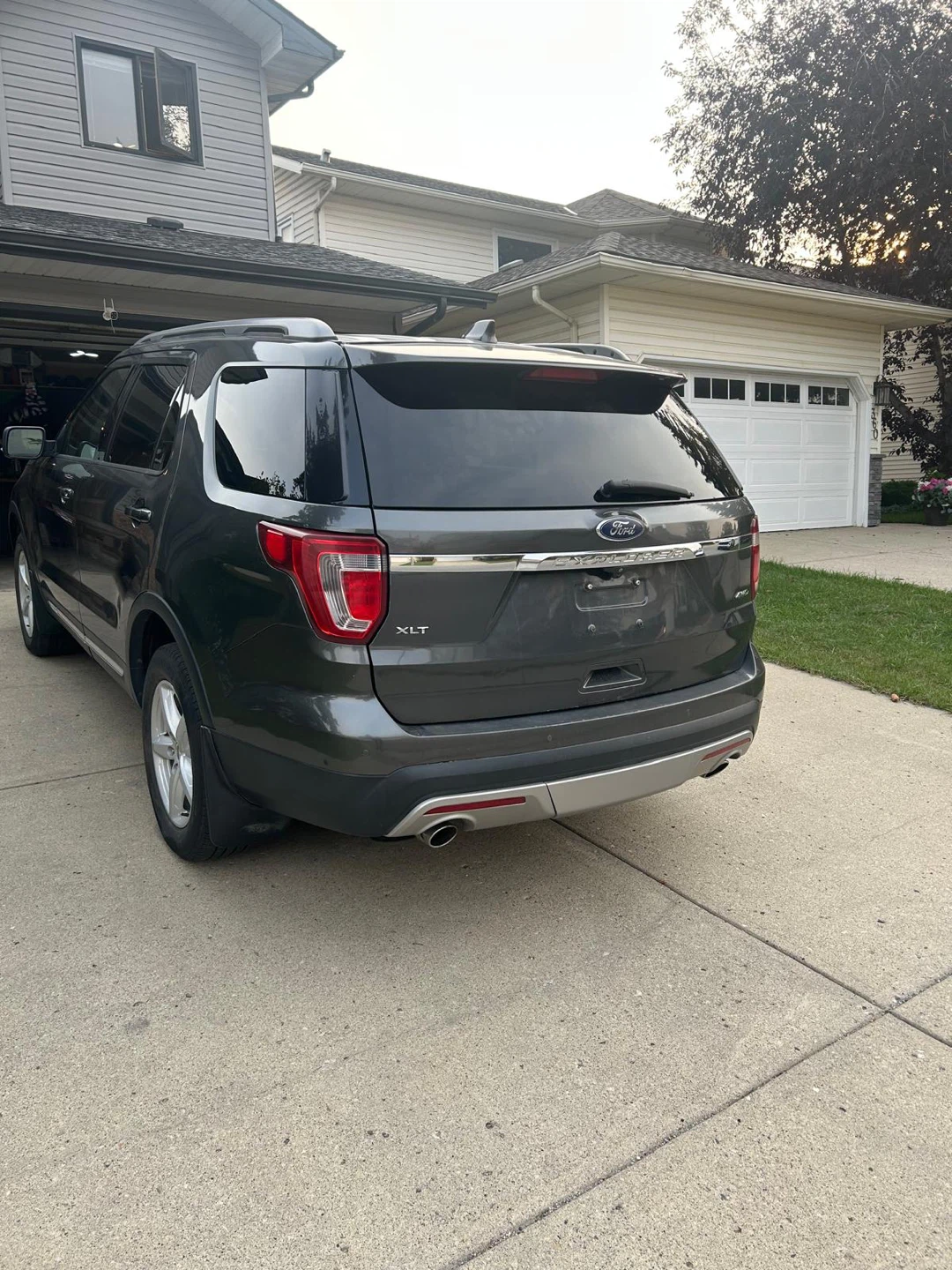 Ford Explorer XLT 4WD SUV - photo 4