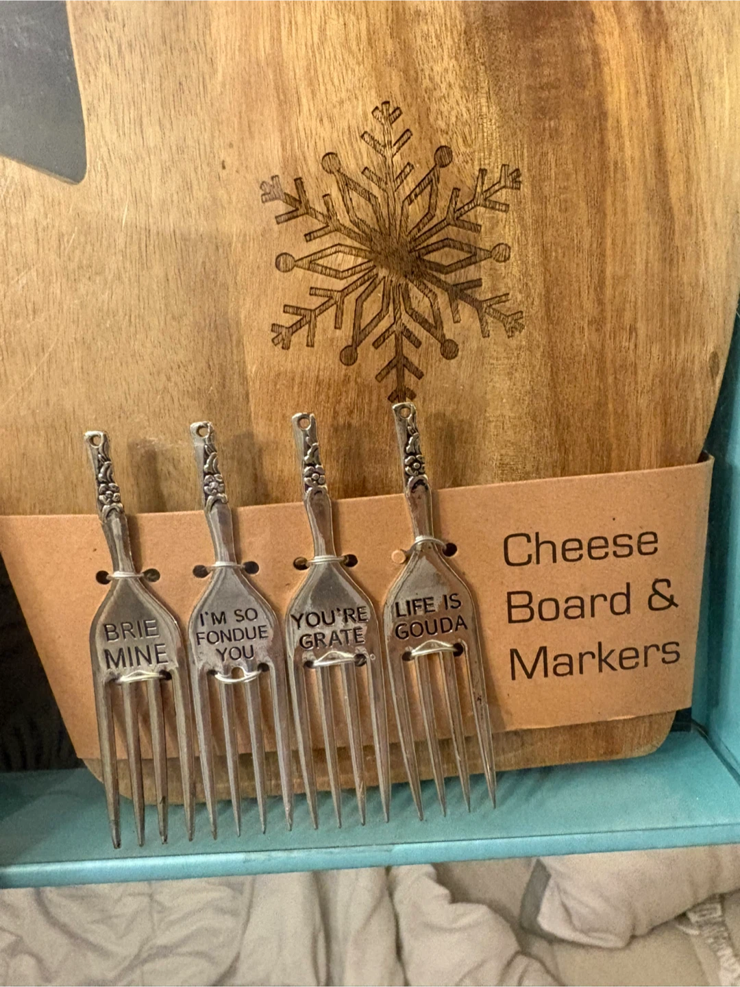 Mitten-Shaped Cheese Board and Markers Set - photo 2
