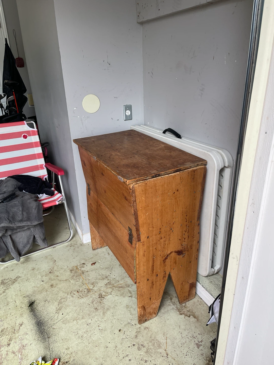Antique dough box/ table with storage - photo 2
