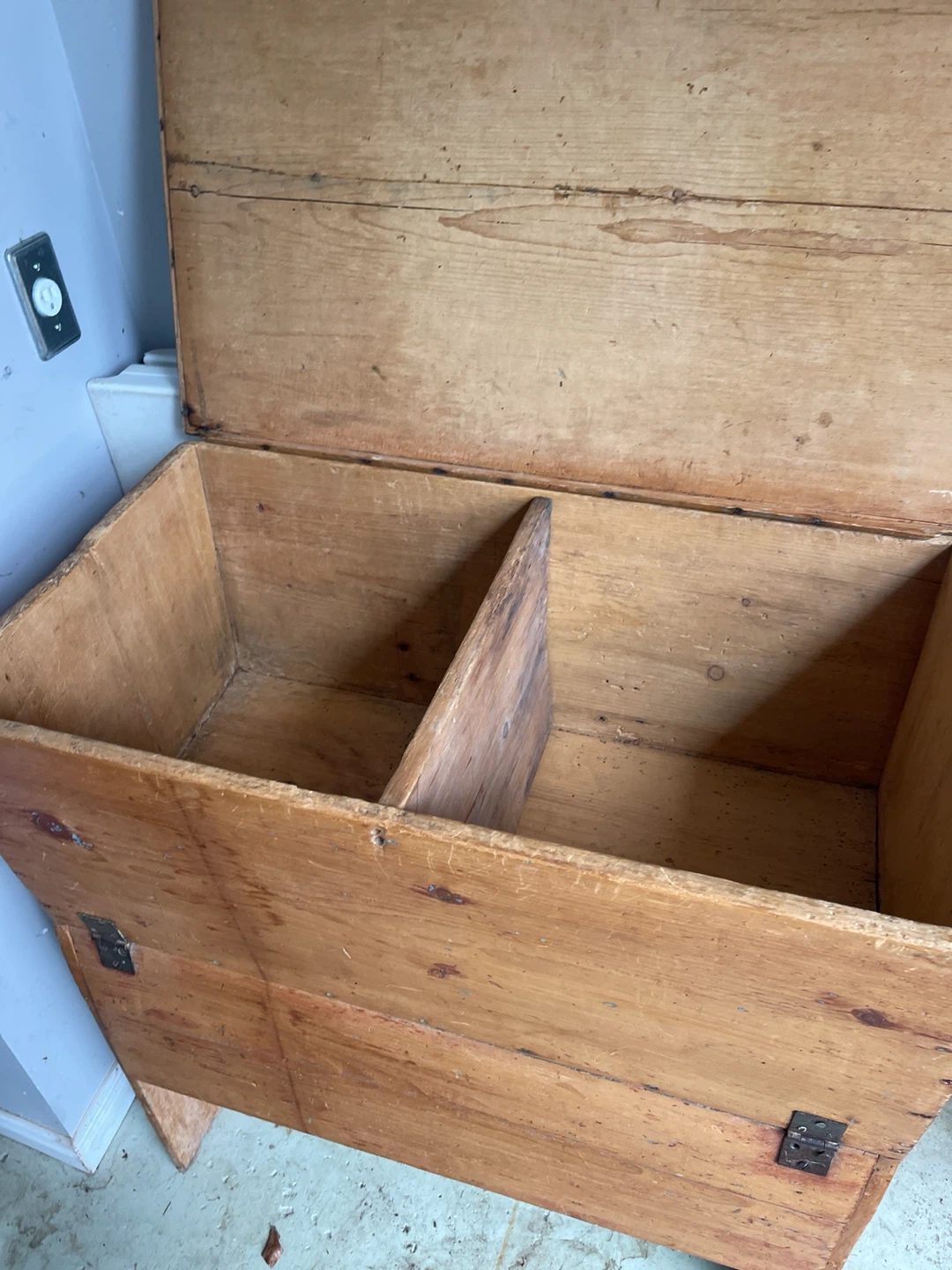 Antique dough box/ table with storage - photo 3