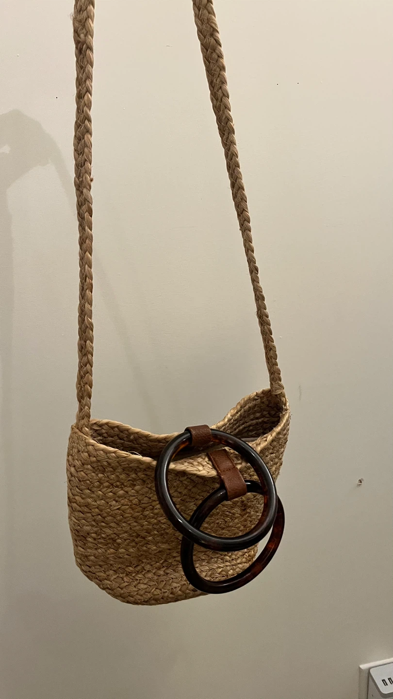 Woven Straw Handbag with Tortoiseshell Ring Handles - photo 3