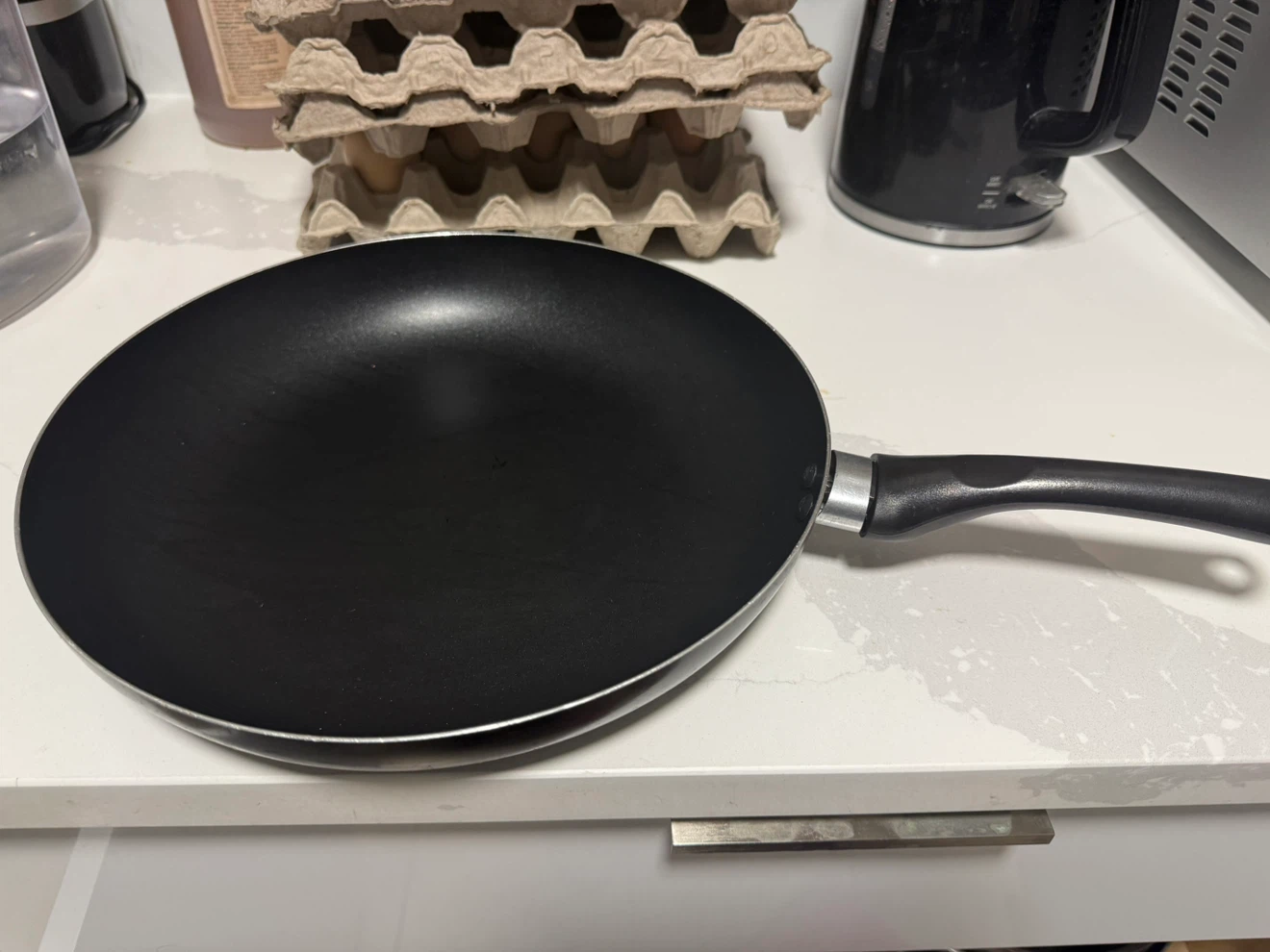 Black non-stick frying pan
