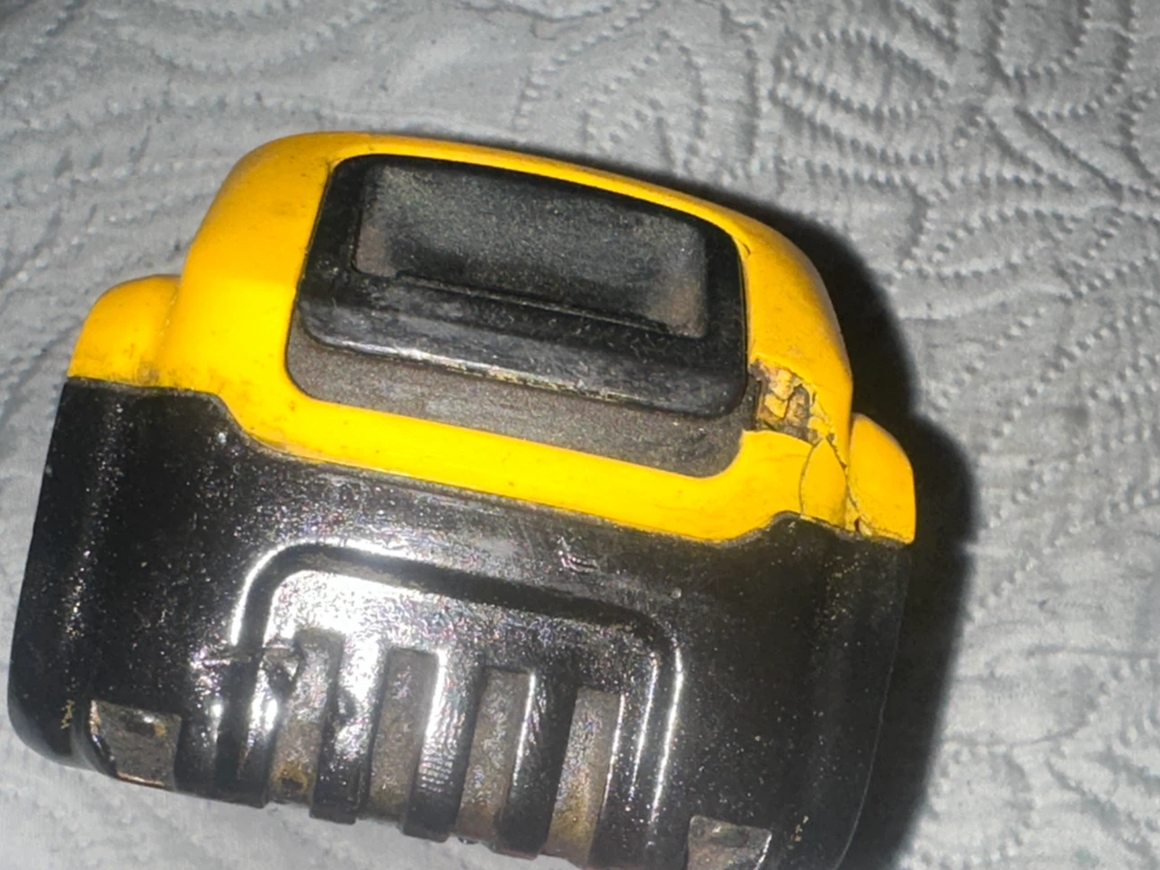 Old Dewalt battery - photo 2
