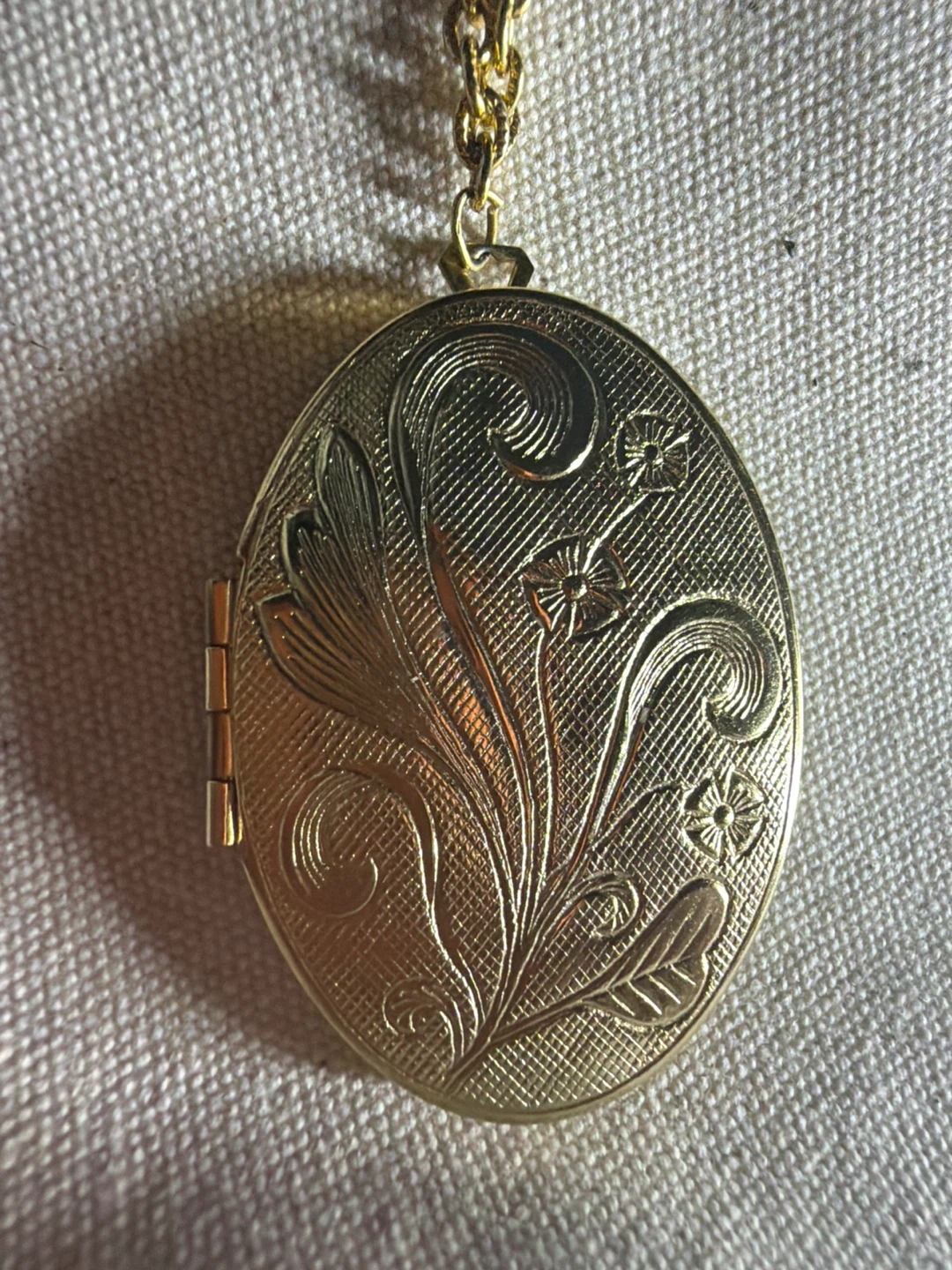 Vintage-Style Oval Gold Tone Locket Necklace - photo 2