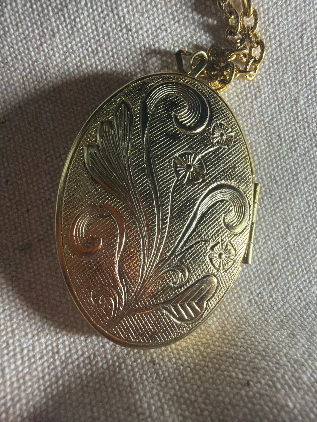 Vintage-Style Oval Gold Tone Locket Necklace - photo 3