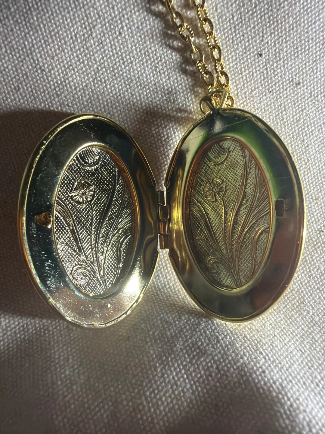 Vintage-Style Oval Gold Tone Locket Necklace - photo 4