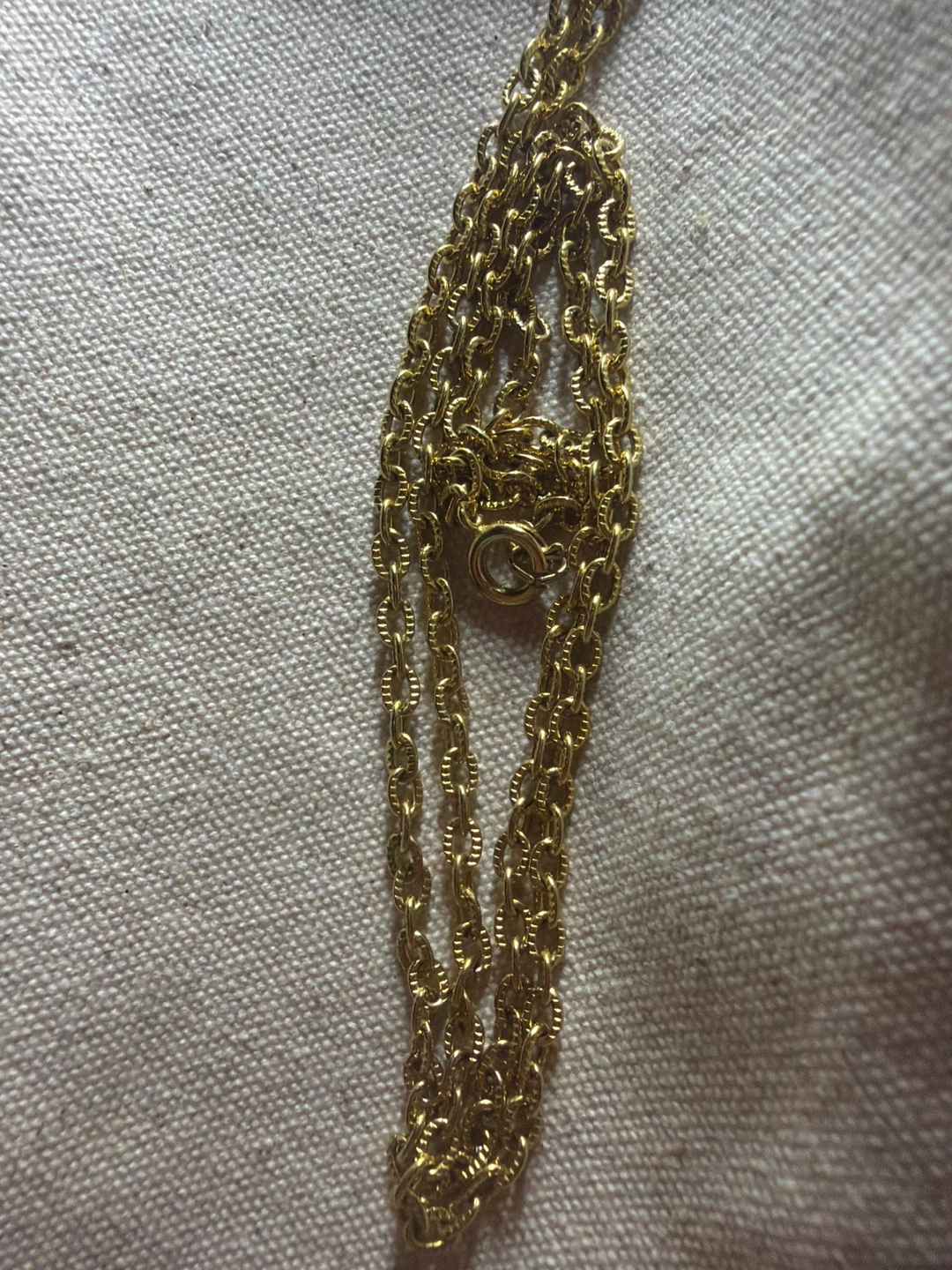 Vintage-Style Oval Gold Tone Locket Necklace - photo 5