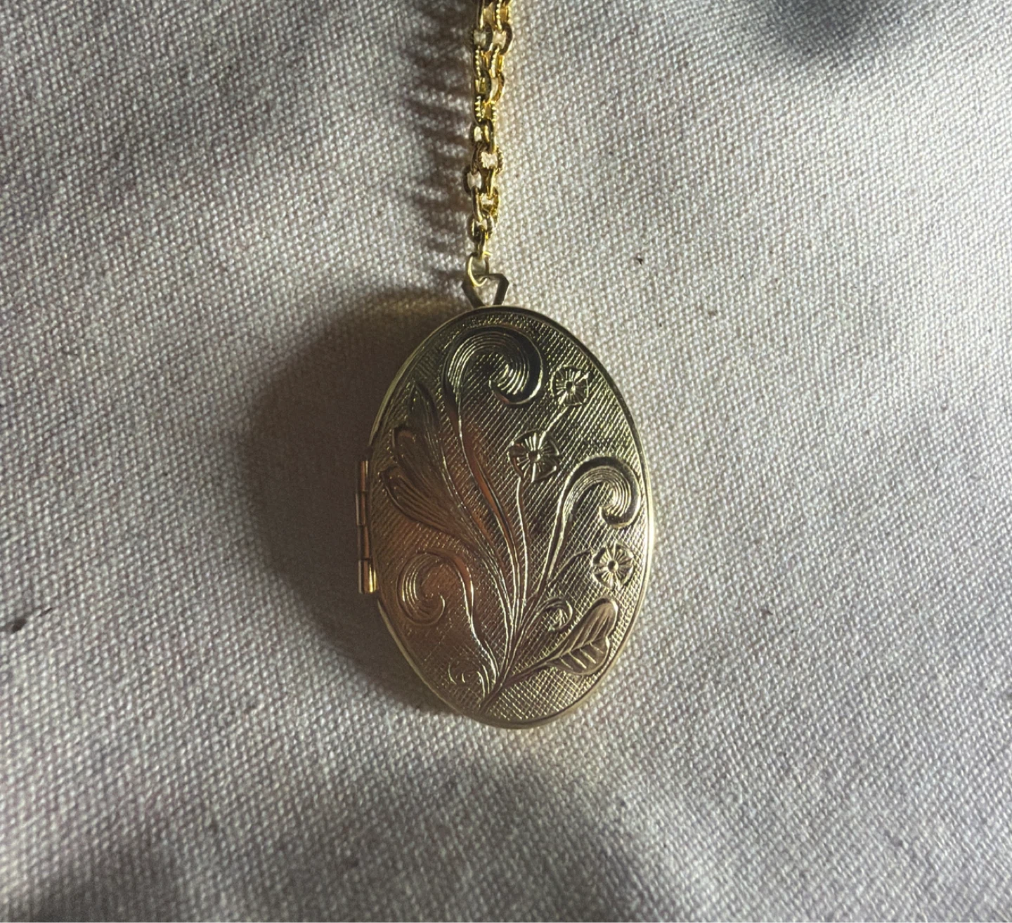 Vintage-Style Oval Gold Tone Locket Necklace