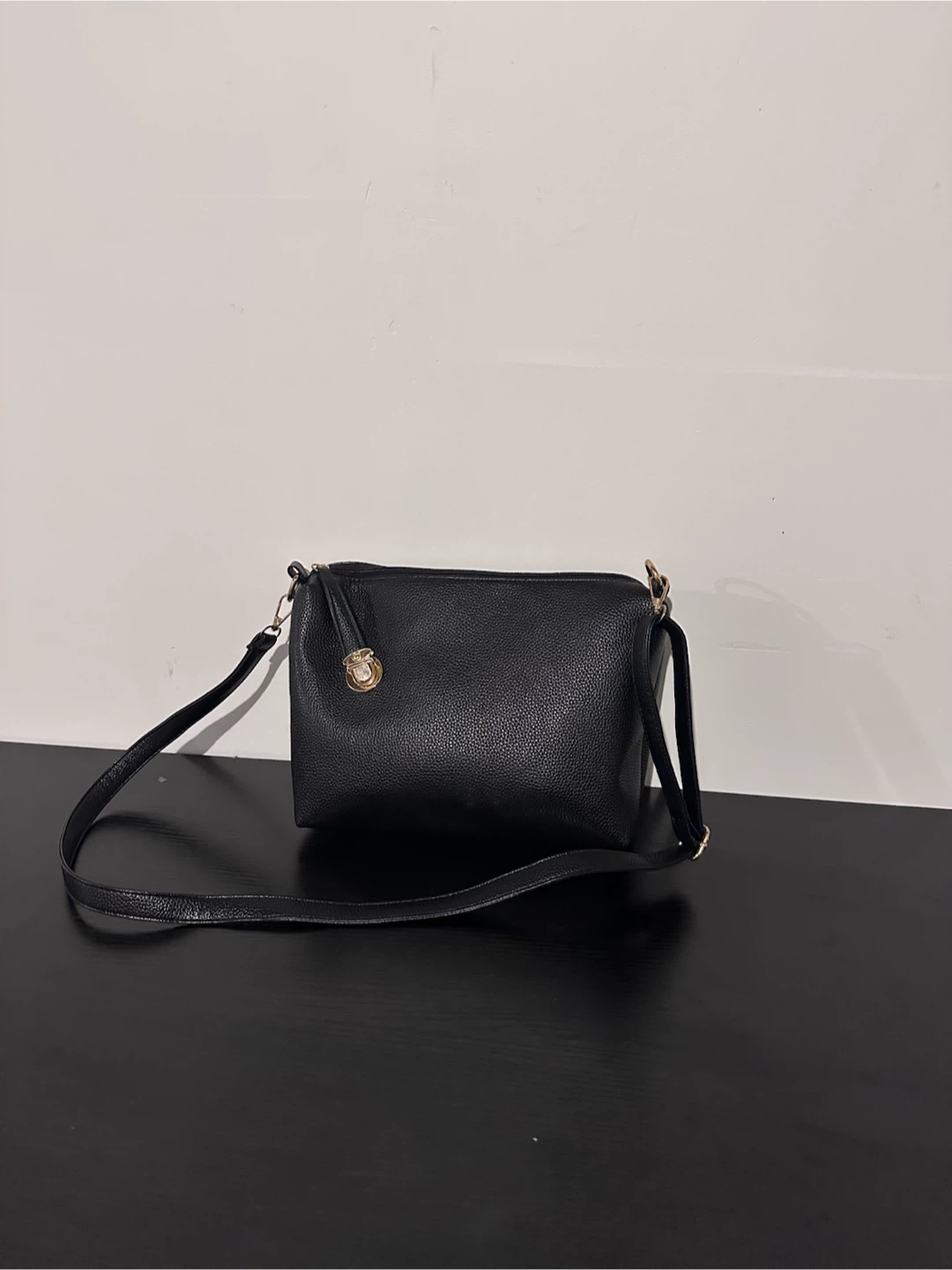 Black pebble texture crossbody bag