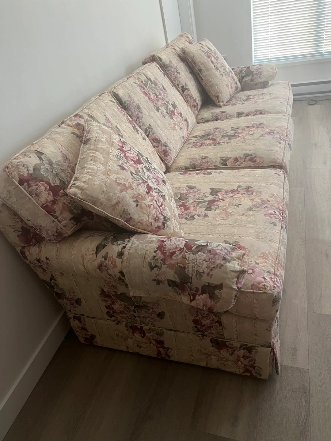 Floral pattern three-seater sofa - photo 3