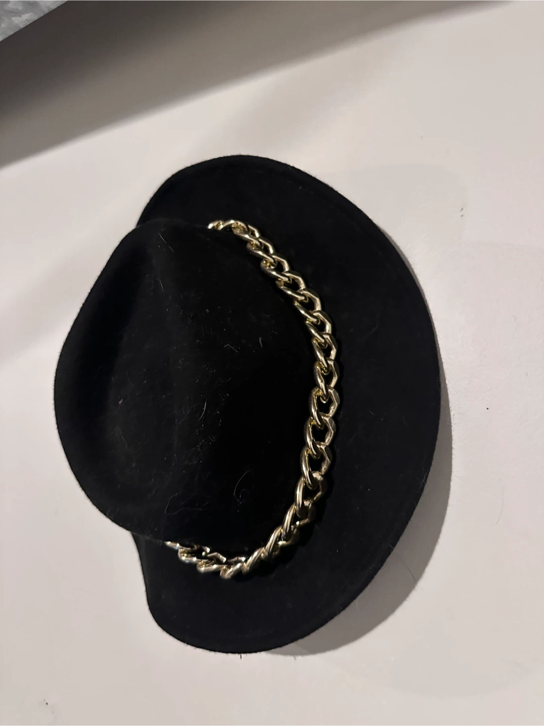 Black fedora with gold chain detail - photo 2