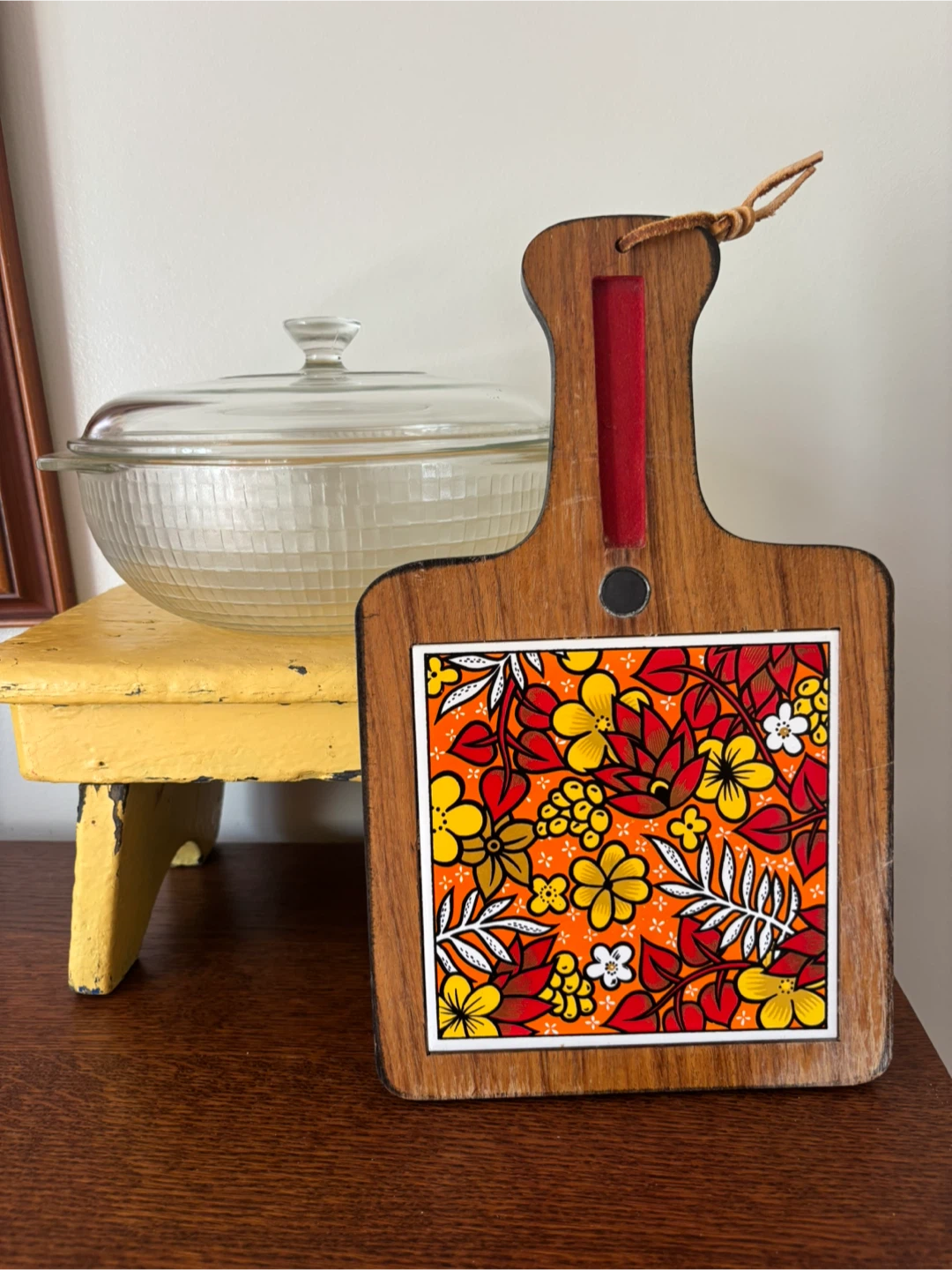 Pyrex 2QT Glass Casserole Dish with floral trivet