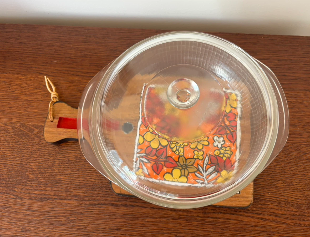 Pyrex 2QT Glass Casserole Dish with floral trivet - photo 2