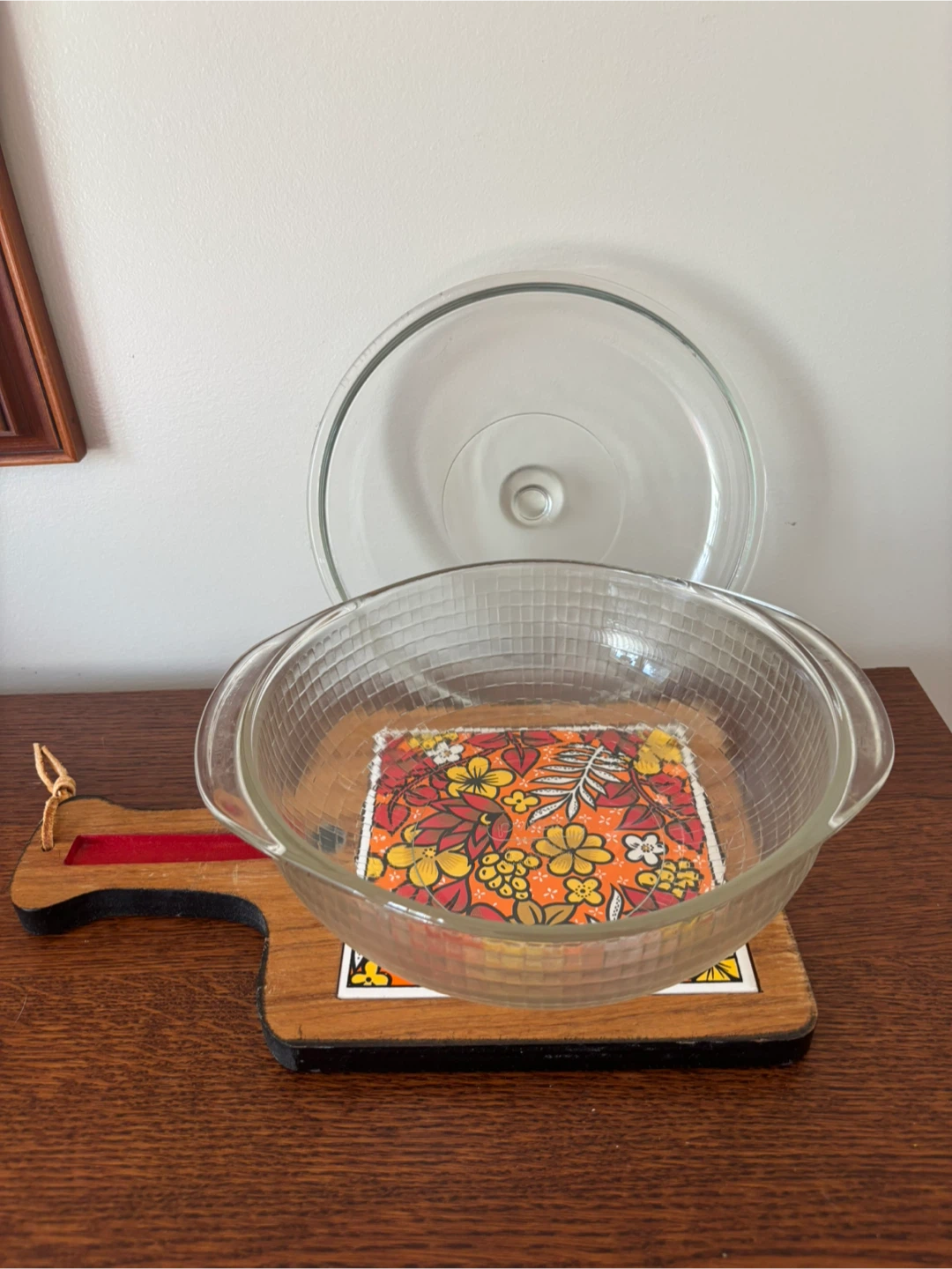 Pyrex 2QT Glass Casserole Dish with floral trivet - photo 3