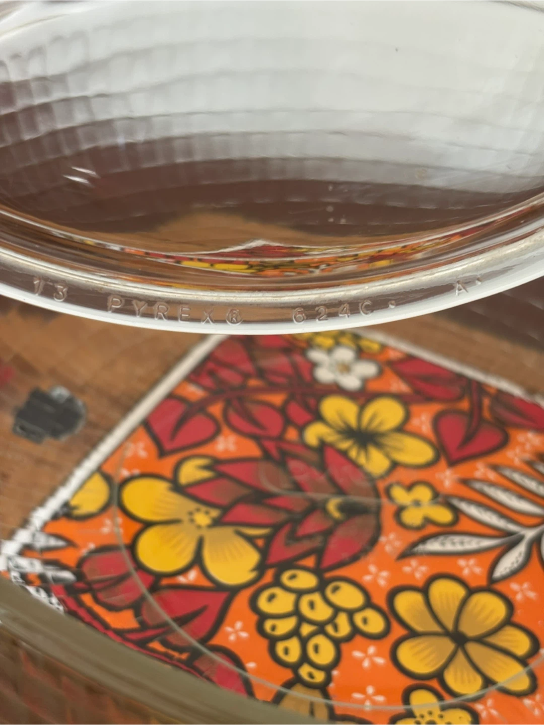 Pyrex 2QT Glass Casserole Dish with floral trivet - photo 5
