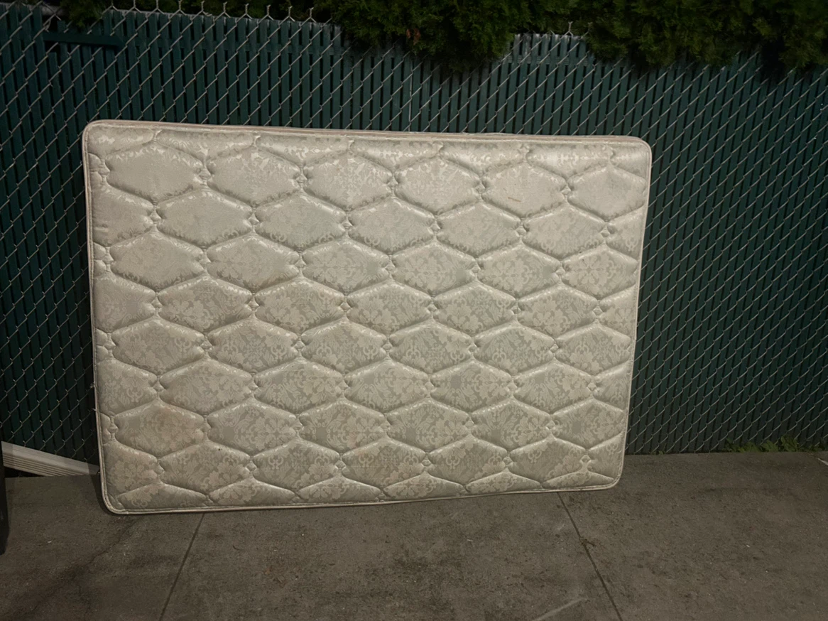 Free full size mattress - photo 2