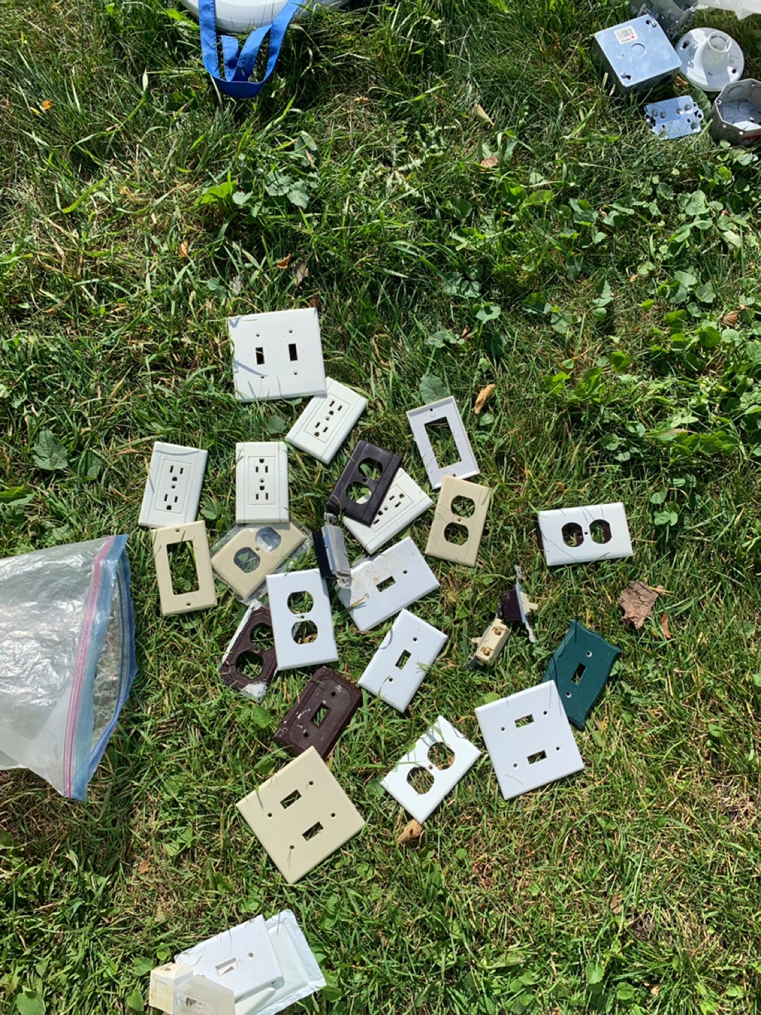 FREE: Assorted Electrical Wall Plates Lot(no screws)